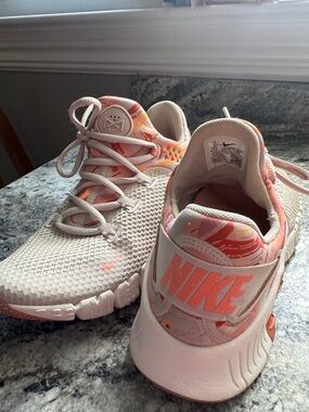 Nike Free Metcon 4 Training Shoes in Desert Sand and Crimson Bliss Size 8